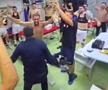 Imagini antologice: patronul a intrat în vestiar cu punga de bani
