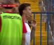 Răzvan Tănasă, apucat de gură de un membru al staff-ului celor de la FC Bihor / FOTO: captură Prima Sport