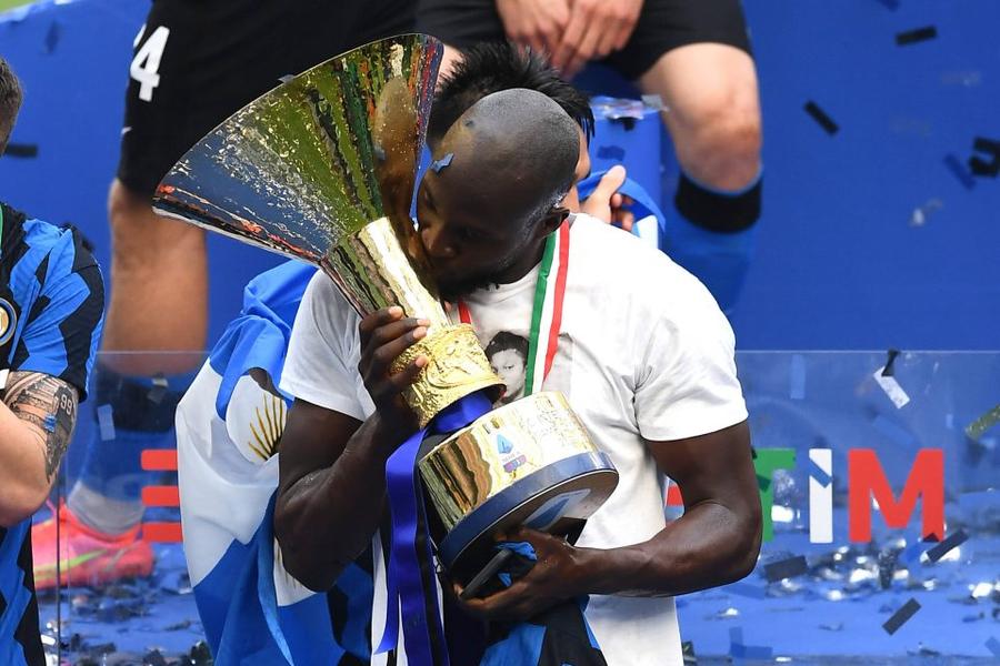 Romelu Lukaku și trofeul de campion al Italiei câștigat în 2025 // foto: imago images Romelu Lukaku a ieșit la atac: „Napoli? A fost cel mai rău an din viața mea”