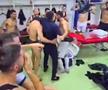 Imagini antologice: patronul a intrat în vestiar cu punga de bani