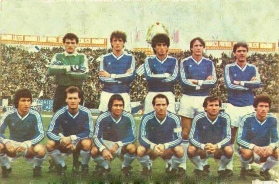 5 noiembrie 1986: Emil Săndoi (în picioare, al doilea din dreapta) titular în U Craiova - Dundee 1-0 din Cupa UEFA - era deja agent al Securității de un an de zile Emil Săndoi, „Eugen” de la Securitate: „Știe ce are de făcut la lot” + Ce a scris despre Gică Popescu „Petrescu” și conexiunile incredibile cu dosarul de agent al „Baciului”