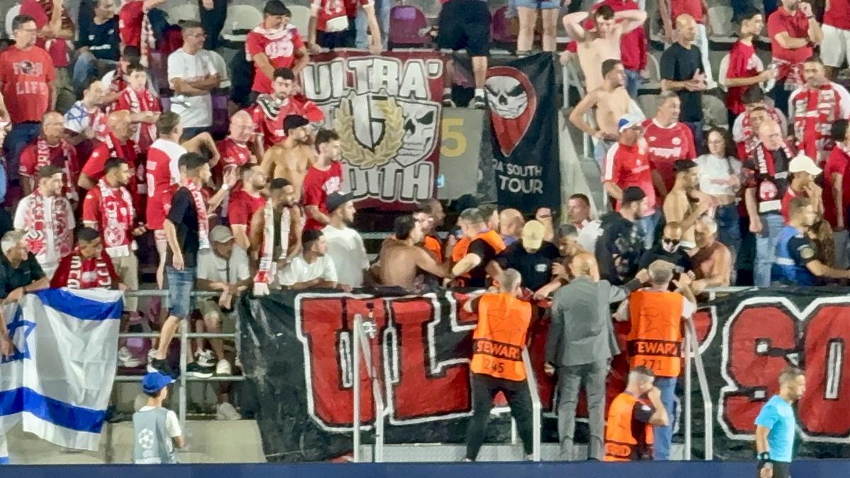 Suporterii lui Hapoel Beer Sheva s-au luat la bătaie! Jandarmeria face cercetări pentru consumul de droguri