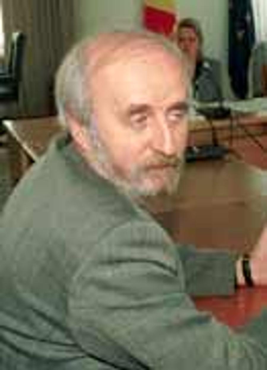 El este Victor Velișcu, fostul ofițer de Securitate cu rol major în dosarele lui „Eugen” (Emil Săndoi) și „Petrescu” (Gică Popescu), apoi un traseu post-revoluționar incredibil în culisele serviciilor de informații de după 1989. Foto: curentul.info Emil Săndoi, „Eugen” de la Securitate: „Știe ce are de făcut la lot” + Ce a scris despre Gică Popescu „Petrescu” și conexiunile incredibile cu dosarul de agent al „Baciului”