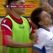 Răzvan Tănasă, apucat de gură de un membru al staff-ului celor de la FC Bihor / FOTO: captură Prima Sport
