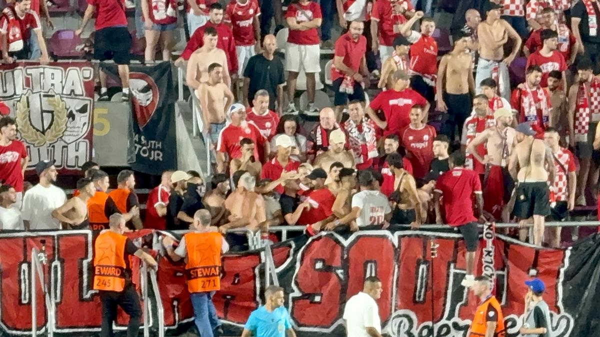 Suporterii lui Hapoel Beer Sheva s-au luat la bătaie! Jandarmeria face cercetări pentru consumul de droguri