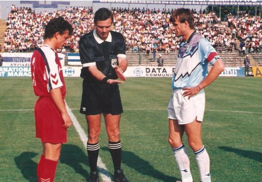 Emil Săndoi (dreapta) a devenit căpitan la U Craiova abia în anii '90, după plecarea peste hotare a lui Gică Popescu Emil Săndoi, „Eugen” de la Securitate: „Știe ce are de făcut la lot” + Ce a scris despre Gică Popescu „Petrescu” și conexiunile incredibile cu dosarul de agent al „Baciului”