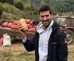 GALERIE FOTO Marele Novak Djokovic, la recoltat cartofi! » Două campioane mondiale din România l-au imitat