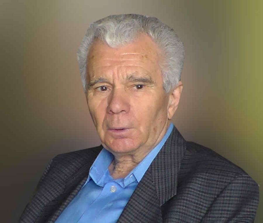 Viorel Cacoveanu (83 de ani), prozator, dramaturg şi publicist, membru al Uniunii Scriitorilor - filiala Cluj, fan al fotbalului, fost redactor la Sportul Popular in anii '50. Viorel Cacoveanu, membru al Uniunii Scriitorilor, despre decăderea fotbalului: „Mâine vom vedea echipele Ferentari, Curcani, Pasărea sau Odăile”