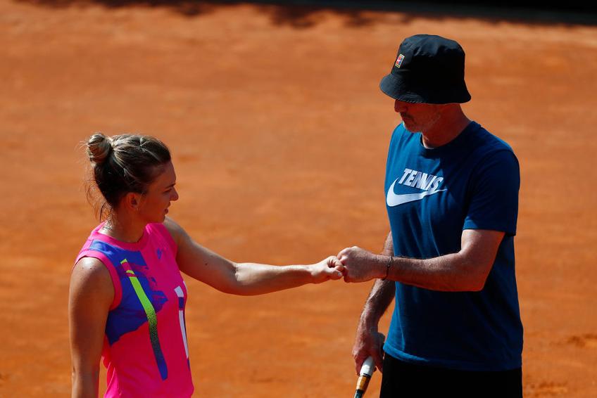 Simona Halep (28 de ani, 2 WTA) s-a calificat în semifinalele turneului Premier 5 de la Roma. Kazaha Yulia Putintseva (25 de ani, 30 WTA) s-a retras din cauza unei accidentări la  scorul 6-2, 2-0, pentru româncă.