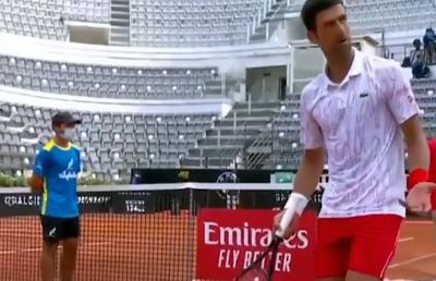 VIDEO Stupoare la Roma! Arbitrul de scaun l-a confundat pe Djokovic cu rivalul Federer + Sârbul a rupt o rachetă de nervi!
