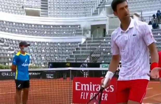 VIDEO Stupoare la Roma! Arbitrul de scaun l-a confundat pe Djokovic cu rivalul Federer + Sârbul a rupt o rachetă de nervi!