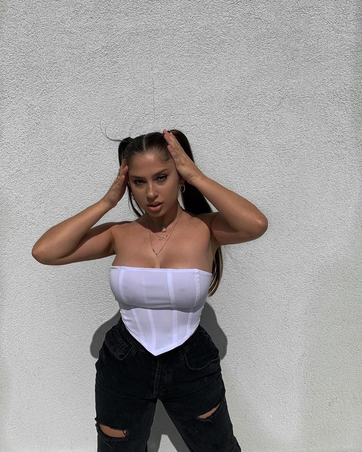 FOTO Iubita lui Florinel Coman a răbufnit pe Instagram: „Nu vă mai lăsaţi manipulaţi de societatea asta de c...t!” » Ce a deranjat-o pe focoasa brunetă