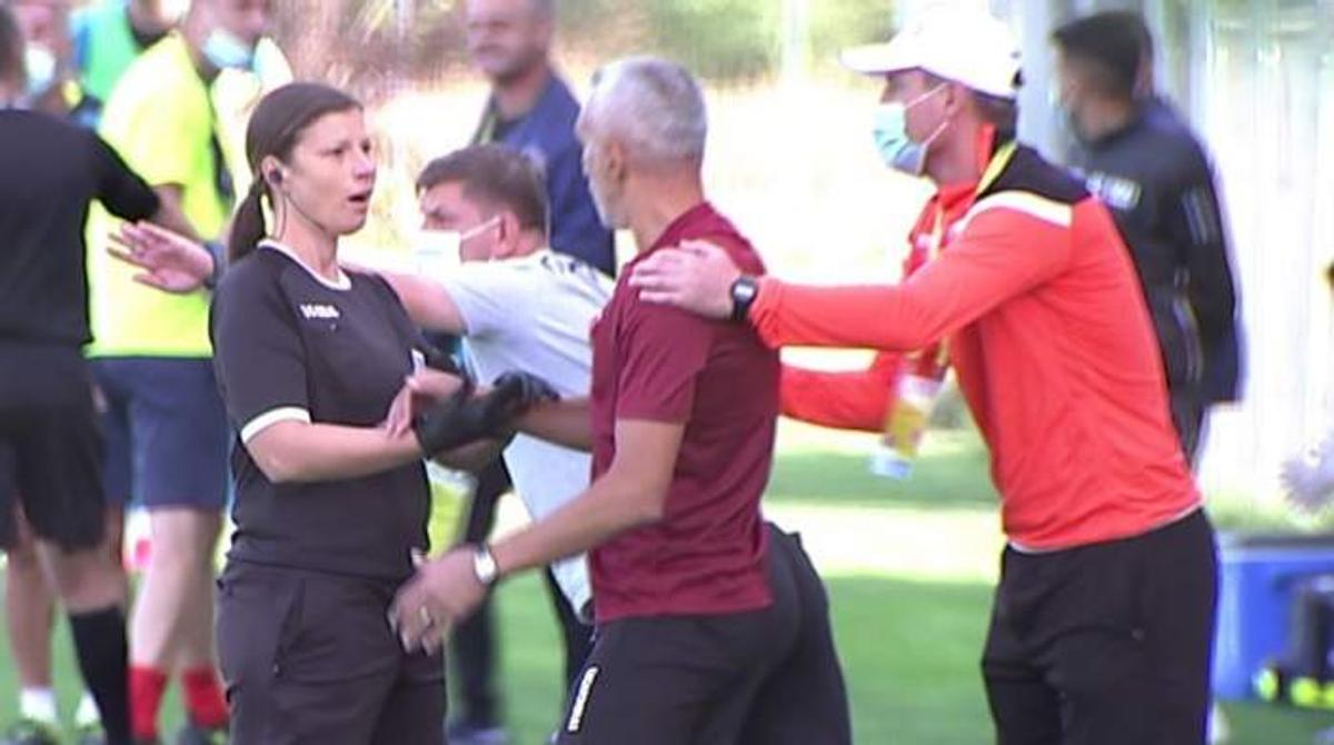 FOTO Faza zilei s-a petrecut la meciul Rapid - Turris » Adrian Iencsi a lovit-o din greșeală pe arbitra de rezervă. Ce s-a întâmplat după