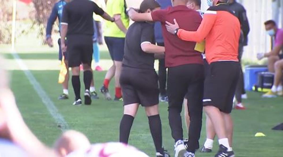 FOTO Faza zilei s-a petrecut la meciul Rapid - Turris » Adrian Iencsi a lovit-o din greșeală pe arbitra de rezervă. Ce s-a întâmplat după