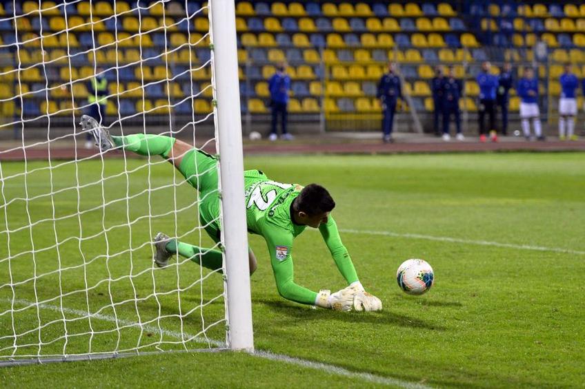 Ducan e născut pe 9 februarie 2001, la Videle. El a apărut la seniorii FCSB-ului în 2018, într-un cantonament din Olanda, cu Dică antrenor