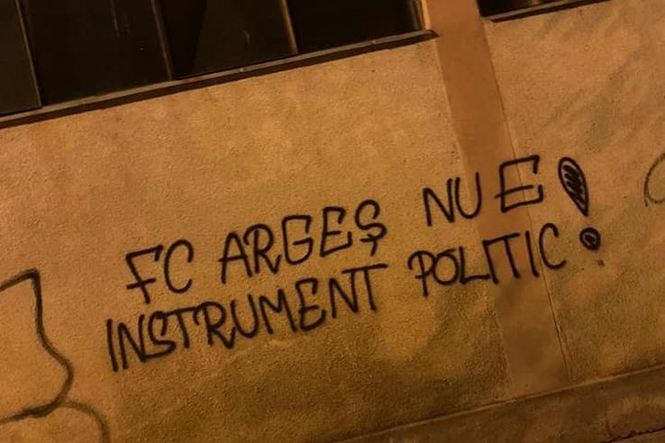 Suporterii lui FC Argeș, nemulțumiți de legătura echipei cu PSD. Sursă foto: Facebook Peluza Nord Pitești