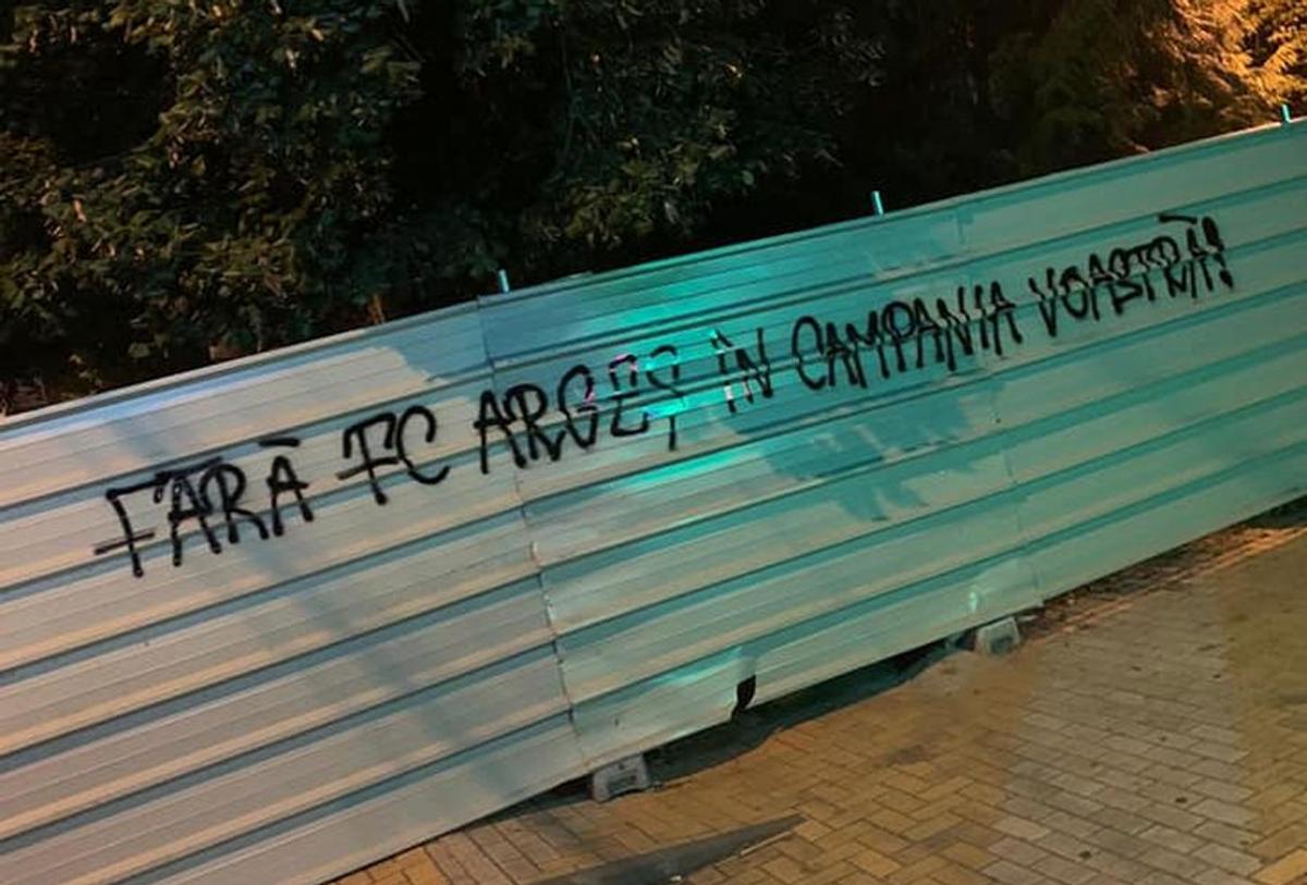 Suporterii au făcut scandal: „FC Argeș nu e instrument politic”