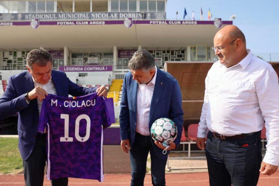 Cristian Gentea (în stânga), alături de Marcel Ciolacu (centru) VIDEO De la Nicolae Dobrin la Marcel Ciolacu! Gloriile lui FC Argeș și antrenorul Ionuț Badea, campanie electorală pentru candidatul PSD la Primărie