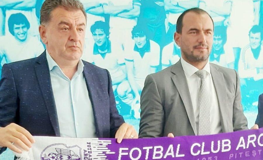 Cristian Gentea, alături de antrenorul Ionuț Badea VIDEO De la Nicolae Dobrin la Marcel Ciolacu! Gloriile lui FC Argeș și antrenorul Ionuț Badea, campanie electorală pentru candidatul PSD la Primărie