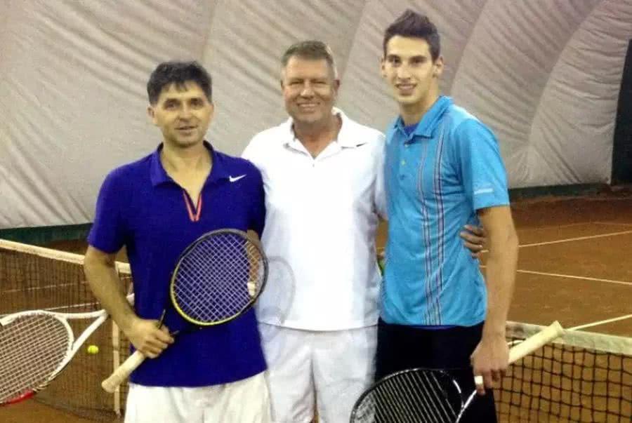 Klaus Iohannis joacă tenis atunci când timpul i-o permite Ce sport le recomandă Klaus Iohannis românilor: „Deloc exclusivist, aduce multe satisfacții”