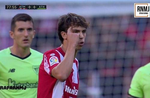 Arbitrul l-a eliminat pe Joao Felix și a fost amenințat de oficialii lui Atletico! // sursa foto: Twitter