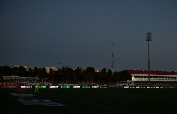 Detaliul remarcat de Dan Udrea la tribuna oficială, în momentul beznei de la Dinamo - Botoșani: „Cum să stai așa?!”