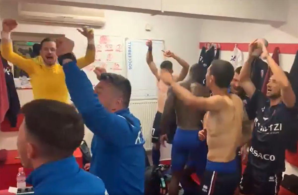 Ca la ei acasă! Cum a sărbătorit FC Botoșani victoria cu Dinamo » Imagini din vestiar