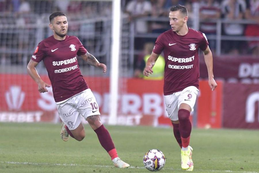 Valentin Costache, dreapta imaginii, alături de Alexandru Ioniță II A aflat de la TV că Rapid îl dă afară: „Am rămas șocat! Nu mai suport supărările, vreau să joc și eu liniștit fotbal”