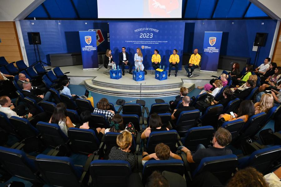 Imagine de la conferința de lansare a campaniei FOTO FRF „Modele de femeie” » Noua campanie a FRF: „În România, mi s-a spus să rămân la cratiță!”