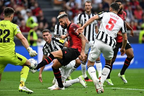 Giroud a fost și el imprecis în prima repriză. Foto: Imago