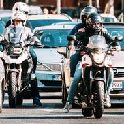 Rivalitatea dintre șoferi și motocicliști poate avea consecințe dramatice / Sursă foto: Imago Images