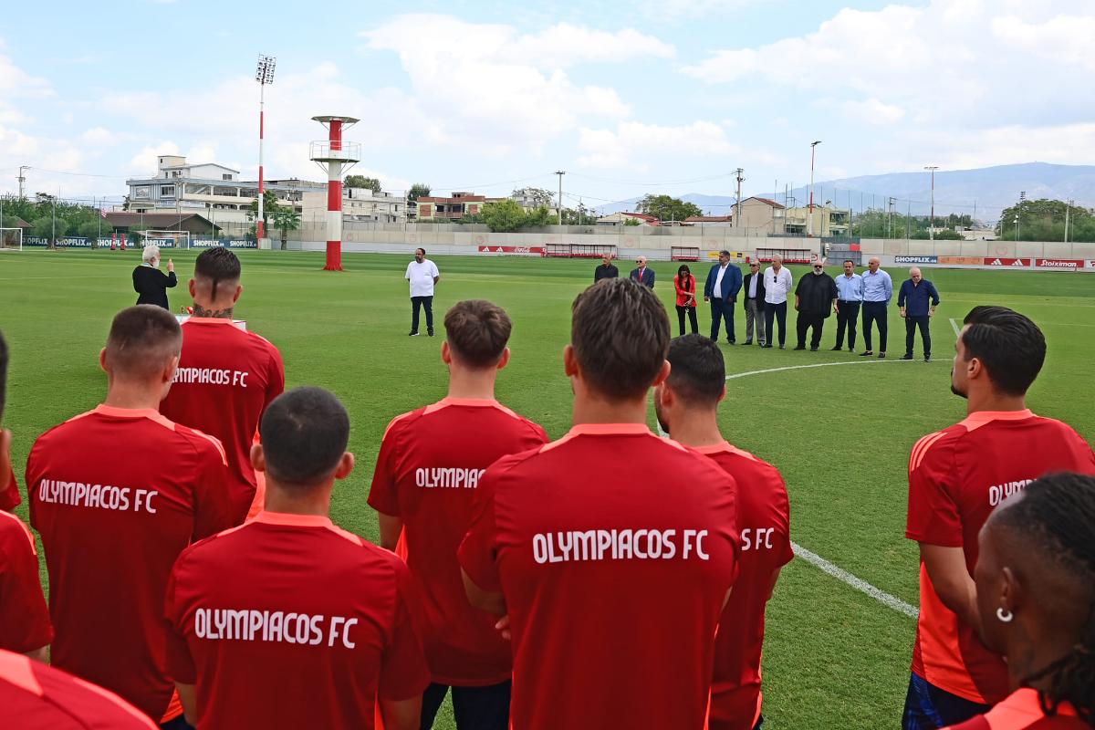Gigi Becali din Port » Patronul adversarei lui FCSB a chemat preotul în cantonament, apoi i-a băgat în ședință pe jucători
