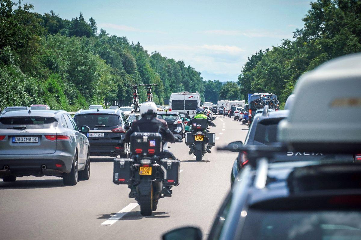 „E un război rece!” » Dezbatere GSP despre rivalitatea șoferi - motocicliști și părerea unui expert: „Nu suntem chiar atât de nenorociți!” + Care-i treaba cu „lane splitting”
