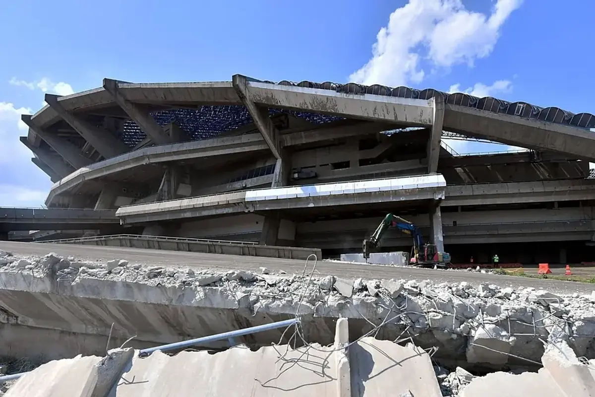 Stadionul de 80.000 de locuri, pus la pământ în câteva secunde » Imaginile demolării
