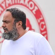 Evangelos Marinakis, patronul lui Olympiacos, viitoarea adversară a lui FCSB, a adus preotul în cantonament. Foto: Olympiacos.org