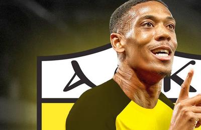 Fanii lui AEK Atena l-au întâmpinat pe Anthony Martial la aeroport cu o atmosferă de senzație