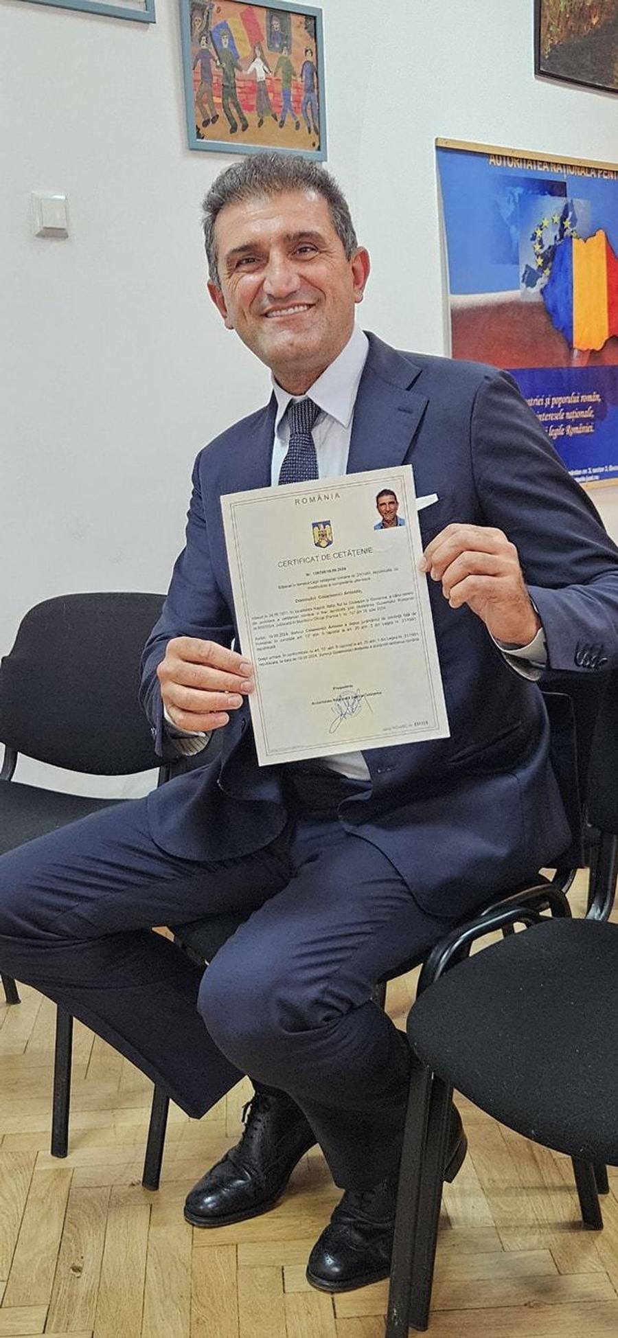 Antonio Colamonici cu certificatul de cetățean român FOTO Facebook Antonio Colamonici a devenit cetățean român cu acte în regulă: „Pentru mine tricolorul României este tricolorul meu”