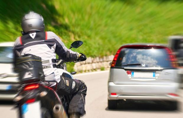 „E un război rece!” » Dezbatere GSP despre rivalitatea șoferi - motocicliști și părerea unui expert: „Nu suntem chiar atât de nenorociți!” + Care-i treaba cu „lane splitting”