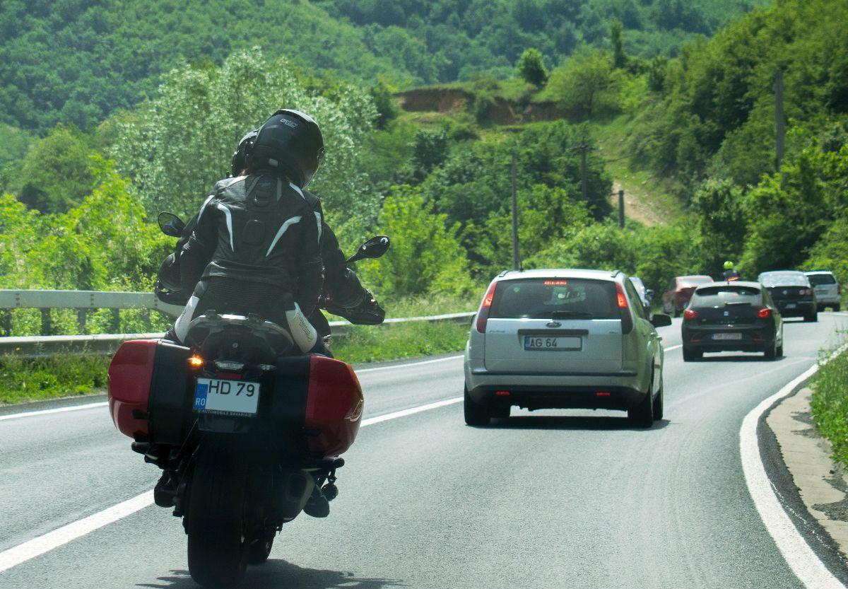 „E un război rece!” » Dezbatere GSP despre rivalitatea șoferi - motocicliști și părerea unui expert: „Nu suntem chiar atât de nenorociți!” + Care-i treaba cu „lane splitting”