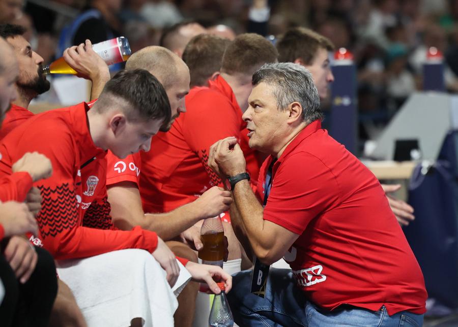 Xavier Pascual dând indicații jucătorilor de la Veszprem Foto: Imago Dinamo - Veszprem, meci de gală pentru campioana României în Liga Campionilor