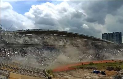Stadionul de 80.000 de locuri, pus la pământ în câteva secunde » Imaginile demolării
