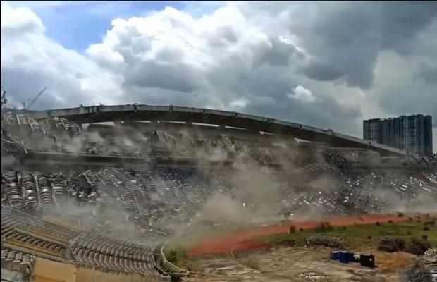 Stadionul de 80.000 de locuri, pus la pământ în câteva secunde » Imaginile demolării