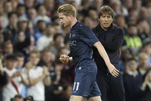 Antonio Conte îl scoate pe Kevin de Bruyne după eliminarea lui Di Lorenzo / Foto: Imago