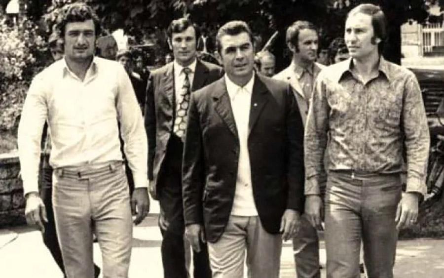 Ion Oblemenco, alături de antrenorul Constantin Cernăianu și de bunul său prieten Petre Deselnicu Cine a fost „Tunarul” Ion Oblemenco, mânzul fermecat mai popular ca Nicolae Ceaușescu, marele nedreptățit, magnetul de trofee care a murit pe terenul de fotbal