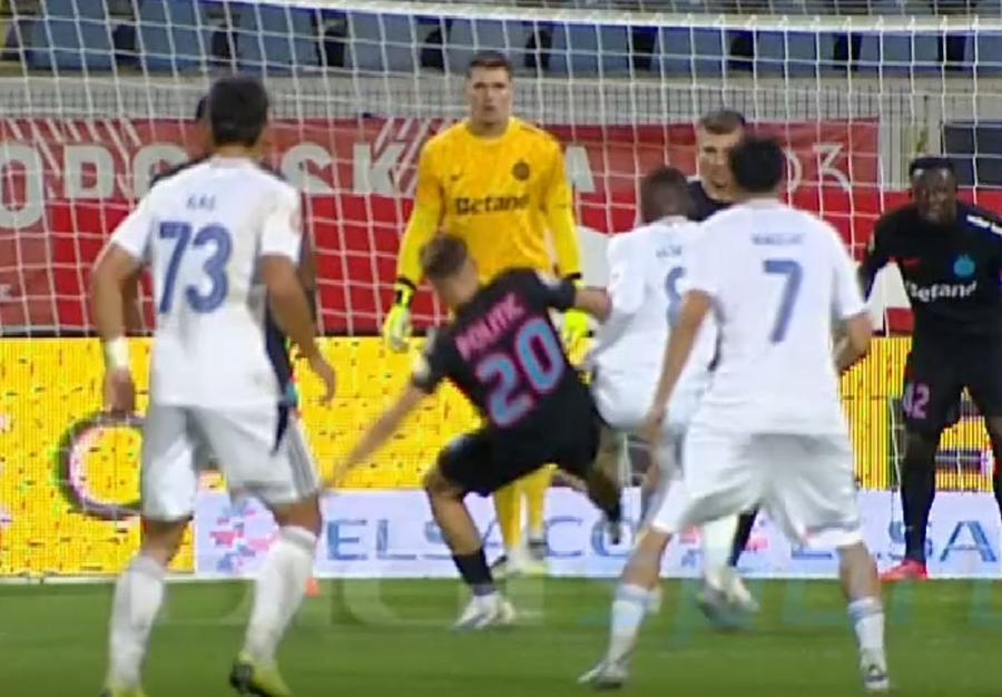 Faza controversată cu Politic și Aldair la FC Botoșani - FCSB / FOTO: Captură TV @Digi Sport 1 FCSB, făcută KO la Botoșani: Becali e la 12 puncte în spatele lui Grozavu » Play-off-ul? Tot mai departe! CLASAMENTUL arată neverosimil