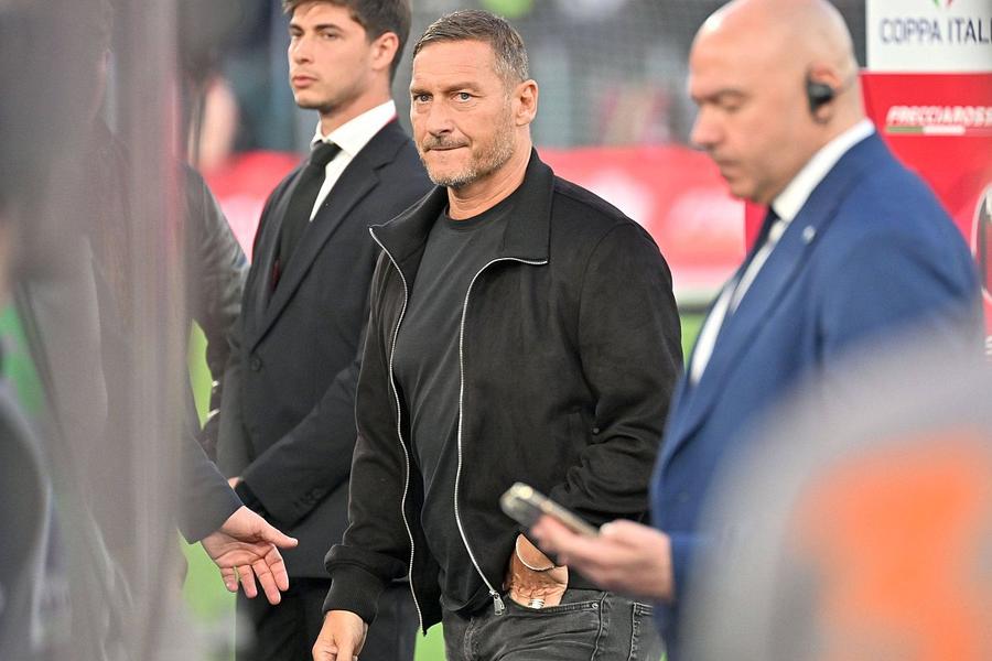 Francesco Totti. Foto: Imago S-a lansat autobiografia lui Francesco Totti » Ce cluburi l-au ofertat pe căpitanul Romei ca să revină la 48 de ani