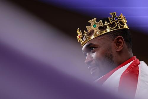 Rai Benjamin  și coroana sa FOTO Guliver/GettyImages