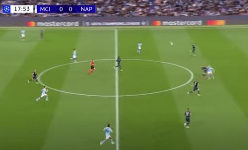 Mingea respinsă în cădere de Beukema, după duelul suspect cu Haalans, e retrimisă în terenul lui Napoli și faze se încheie cu „roșul” lui Di Lorenzo / Foto: Captură Prima Sport 1