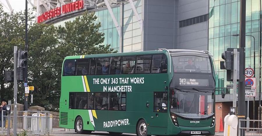 Autobuzul liniei 343 din Manchester cu mesajul ironic la adresa lui Manchester United / Foto: The Sun Manchester United, de râsul întregului oraș! » Gluma care a apărut pe un autobuz lângă Old Trafford