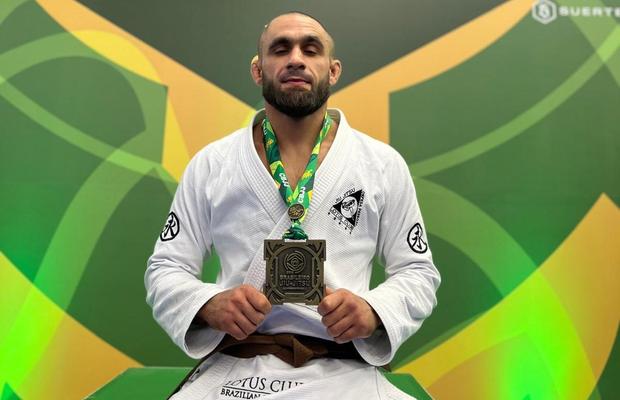 Bogdan Ungureanu este primul român care a reușit să spargă o barieră ce părea de netrecut: să câștige medalii de aur la jiu-jitsu chiar în Brazilia, acasă la cei mai buni din lume